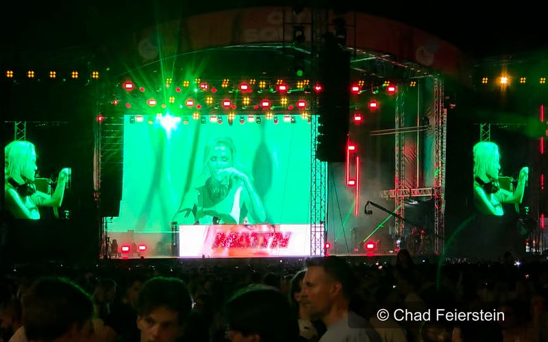 Grün und rot beleuchtete Bühne bei City Sounds 2026 mit großen Videoleinwänden und Publikum