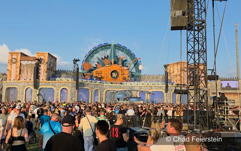 Hauptbühne von Parookaville 2026 mit Publikum unter blauem Himmel