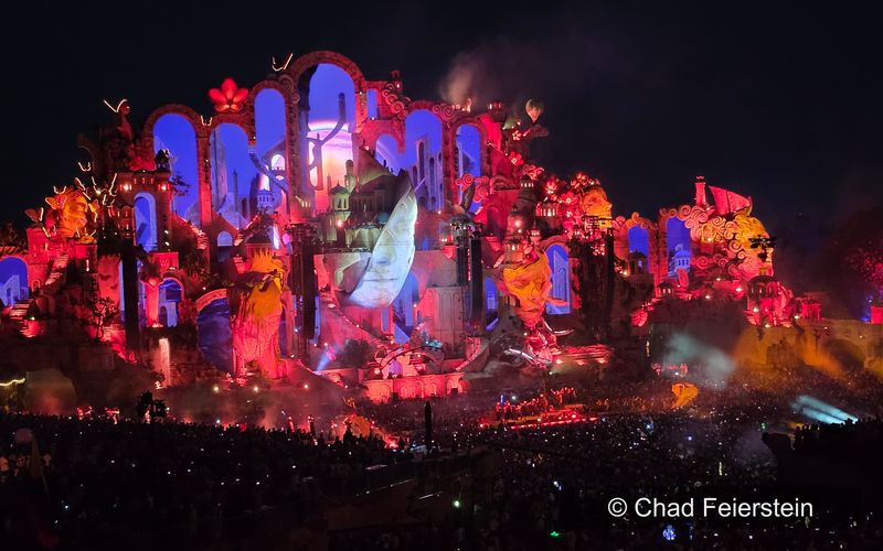 Rot und violett beleuchtete Tomorrowland-Hauptbühne 2026 mit Publikum bei Nacht